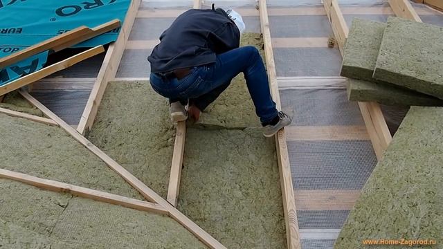 Как укладывать утеплитель на крышу, размеры между стропилами кровли, как закрепить утеплитель смотреть онлайн