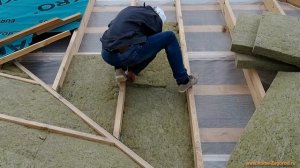 Как укладывать утеплитель на крышу, размеры между стропилами кровли, как закрепить утеплитель