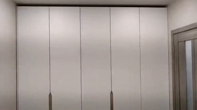 Белый распашной шкаф в спальню| Дизайн проект спальни смотреть онлайн