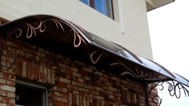 Длинный широкий навес над входной дверью, кованый козырек из поликарбоната, дизайн смотреть онлайн