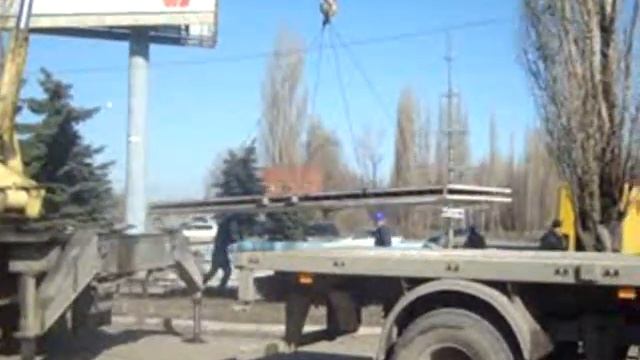 Демонтаж рекламного щита на площади Мира смотреть онлайн