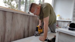 Монтаж встроенного шкафа на балкон.