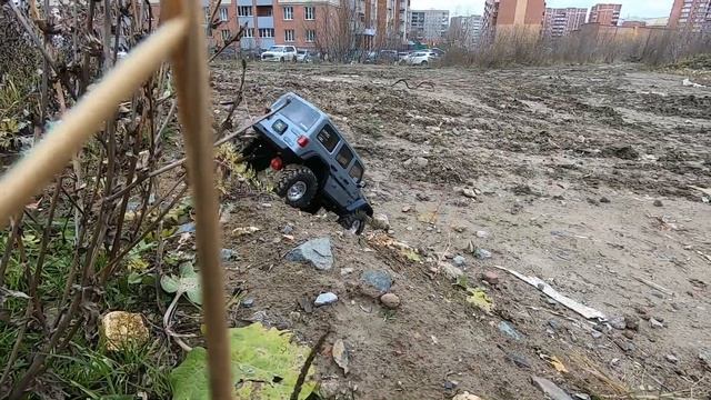 Axial SCX10 III Jeep Wrangler RTR vs Element RC Enduro Trailrunner, что может новый модник!? смотреть онлайн