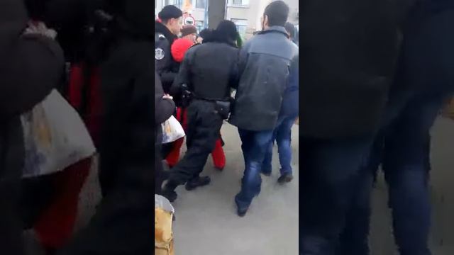 В Одессе на Аллеи Славы полиция грубо задержала женщину, она хотела возложить цветы к Вечному огню