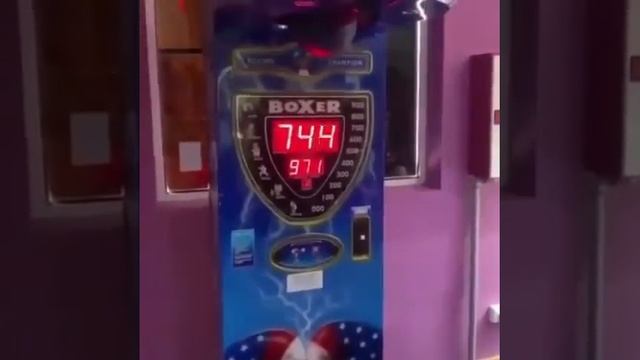 man playing weird punching bag arcade game thing смотреть онлайн
