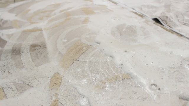 So small and so dirty: the amazing transformation of the carpet in the process of washing!