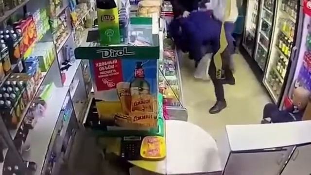 Жители Волжского скрутили грабителя, когда тот достал ствол в магазине смотреть онлайн