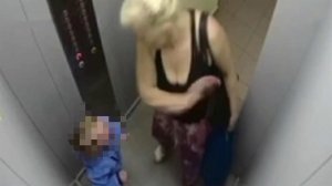 В Красноярске избили маленького ребенка в подъезде жилого дома