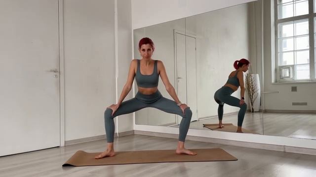 Pre-Workout Leg Stretch Routine To Get Loose & Avoid Injury смотреть онлайн