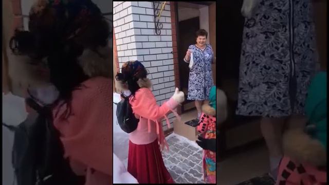 В Татарстане православные колядуют на Рождество: ряженые ходят и колядки поют. Россия, РТ, Габишев смотреть онлайн