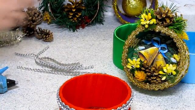 Мастер-Класс. Ёлочные игрушки из бобин от скотча. смотреть онлайн