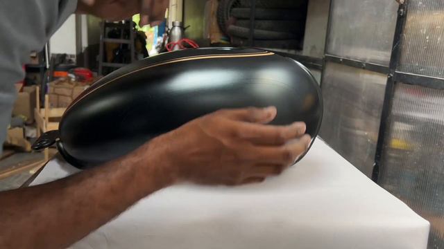 How to create the gold lines in a Royal Enfield petrol tank- short video смотреть онлайн