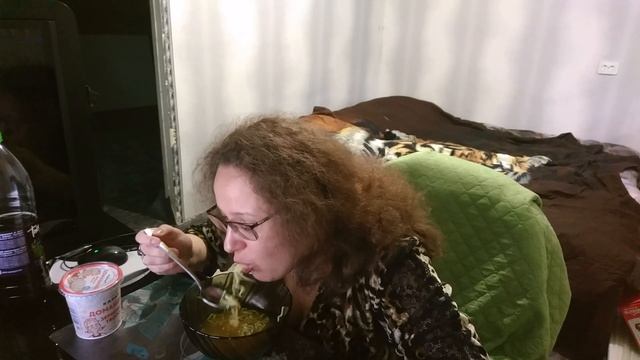 Mukbeng/Мукбанг. Лапша острая и сыр. Ем бомж пакет. Бомбит от комментариев. смотреть онлайн