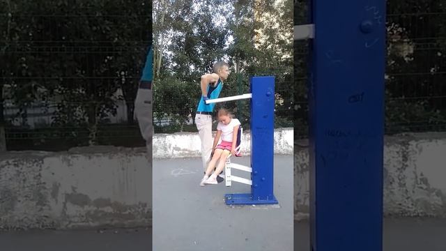 У 122 лицея делаем выходы силой и отжимания на тренажере 2021 07 04 смотреть онлайн