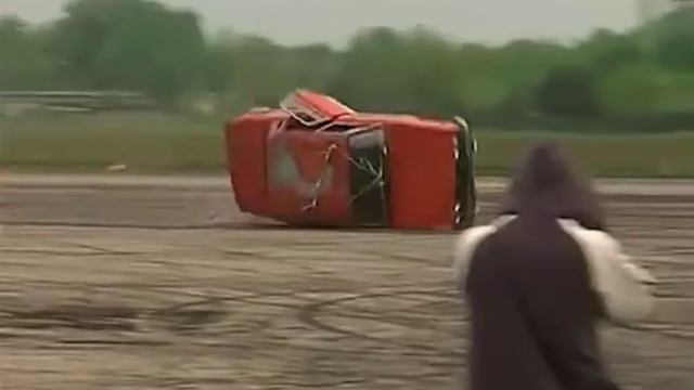 Stunt Car Crash - Dachowanie fiat 125p Men`s Day 2010 смотреть онлайн