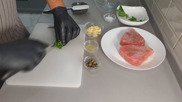 Стейк тунца с базиликовым маслом.