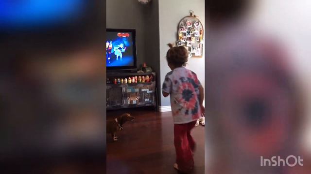 Sister dances to Just dance смотреть онлайн