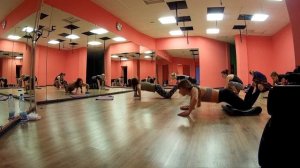 силовая тренировка с блином / фитнес