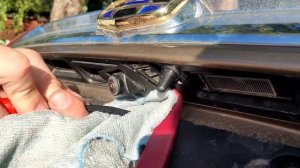 Как снять камеру заднего вида на Geely Atlas не разбирая дверь