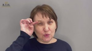 Нависшее веко и грыжи под глазами делают взгляд погасшим, а лицо усталым.