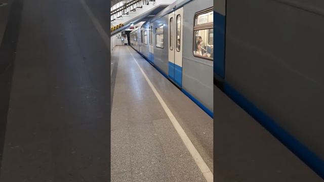 Электропоезд 81 760/761 Ока на станции метро Менделеевская смотреть онлайн