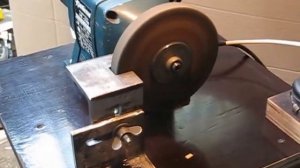 Простой и удобный подручник для точила.