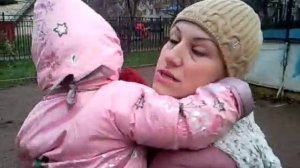 На исполнении решения суда МАМА с ребенком на руках выбивает мобильный телефон, чтобы он не снимал.