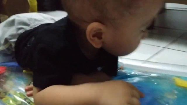 Happy Baby Playing With Water Playmat смотреть онлайн