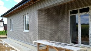 Фасадная система АМК / Процесс работы по отделке фасада частного дома "Под кирпич" / Наружные стены