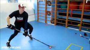 Тренировка хоккеиста с использованием резиновых петель.