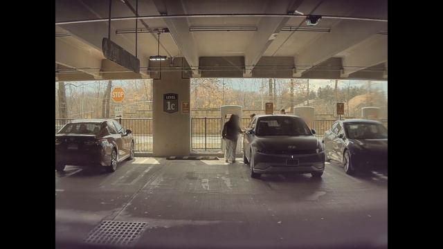 Humor: Hyundai Ioniq 5 trying to charge using a Tesla Supercharger caught on Sentry Mode смотреть онлайн