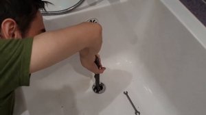 Слив-перелив в ванной.