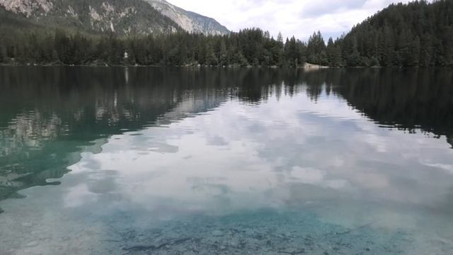 Lago di Tovel (lago rosso) 1178 m s.l.m. nel Parco Naturale Adamello-Brenta in Trentino смотреть онлайн