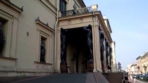 Атланты держат небо на каменных руках