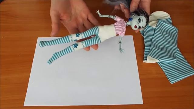 DIY. Как сшить колготки из носка для кукол монстер хай. tights from sock dolls смотреть онлайн