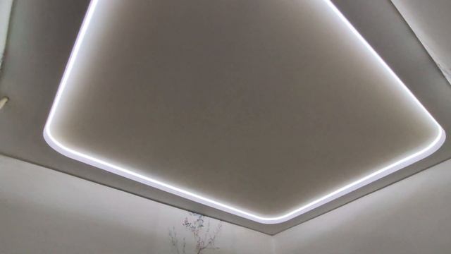 Двухуровневый натяжной потолок "Хоккейная коробка" в спальне. смотреть онлайн