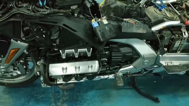 Хонда GL1800 2019 Замена воздушного фильтра смотреть онлайн