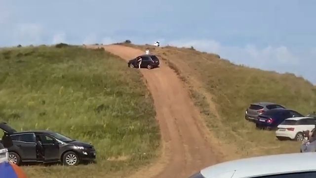 В Башкирии машина скатилась с горы и сбила людей отдыхающих на пляже. смотреть онлайн