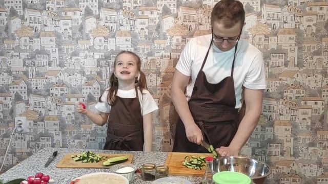 Плов и всё этим сказано! Вкуснейший салат к нему! Готовим вместе с дочкой! смотреть онлайн