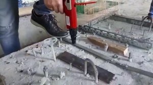 Монтаж стальной полосы к бетонному основанию монтажным пистолетом.