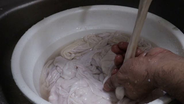 HOW TO CLEAN PIG LARGE INTESTINE | CRISPY CHICHARON BITUKA NG BABOY | FRIED PORK INTESTINE смотреть онлайн