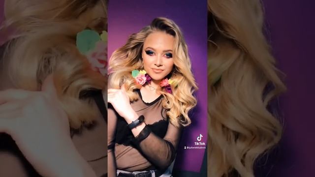 Яркая девушка/ яркий макияж/ локоны/ обьемные локоны/ красота смотреть онлайн