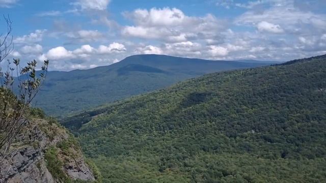 Аппалачская тропа, Нью-Гемпшир. 29.08. Спускаемся с горы Smarts; каменные стены в лесу, поля и Этна смотреть онлайн