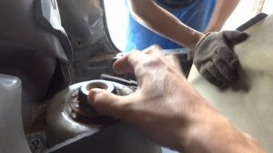 Замена пыльника задней стойки на Mazda Demio