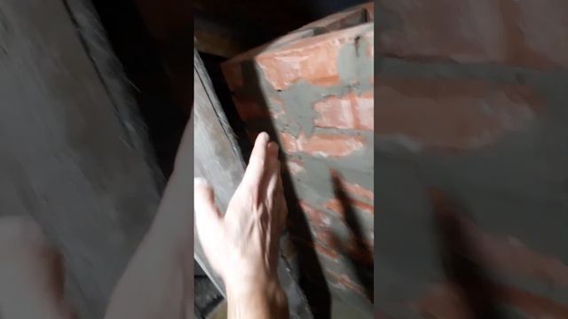 Рабочие моменты печника. Кладка дымохода в чердачном помещении.
