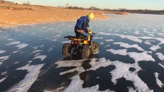 Детский квадрик на льду. Шипы или цепи.