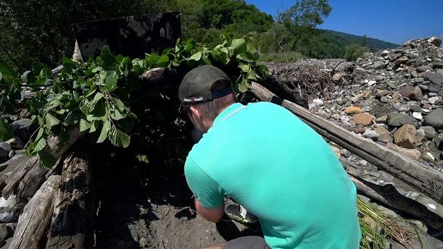 Поход на речку с Арнольдом. Строю шалаш от солнца. Готовлю куриный шашлык