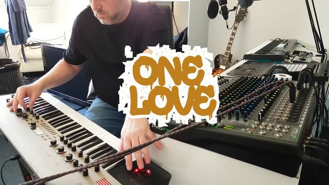 MikeMcLane - Rubbing The Right Way (Live Semi Analog Synth Techno performance) смотреть онлайн