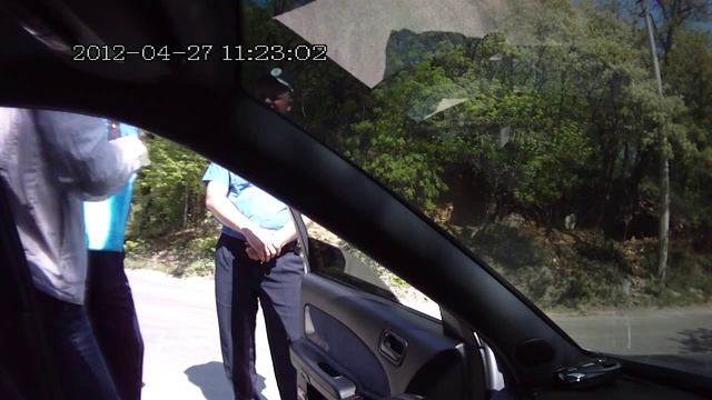 Гаишников-недоучек,приходится отмазывать начальству! смотреть онлайн