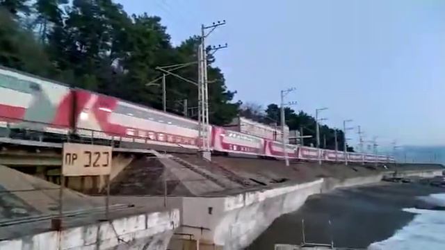 Эп20 с двухэтажным поездом . Хоста.